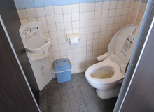男性用トイレ個室洋式チャイルドシート付